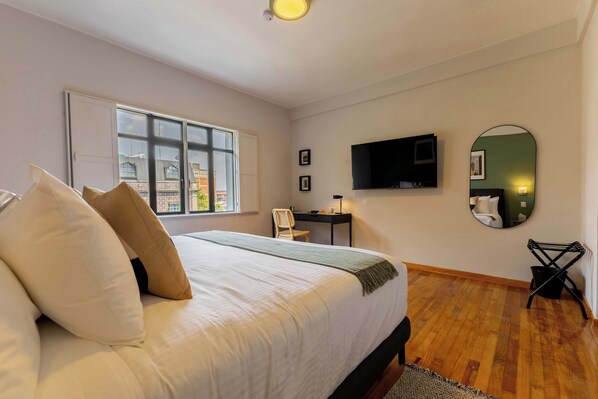 1 chambre, bureau, fer et planche Ă repasser, lit parapluie