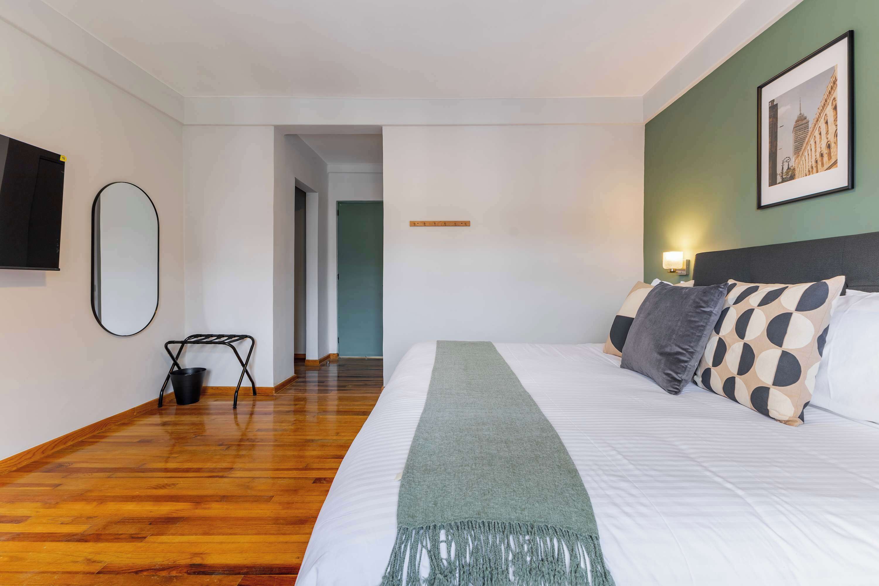 1 habitación, escritorio, tabla de planchar con plancha y cuna de viaje 