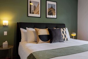 1 Schlafzimmer, Schreibtisch, Bügeleisen/Bügelbrett, Reisekinderbett