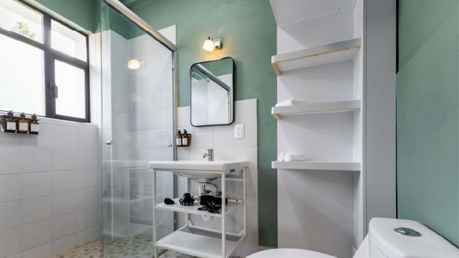 Chuveiro, secador de cabelo, toalhas de banho 