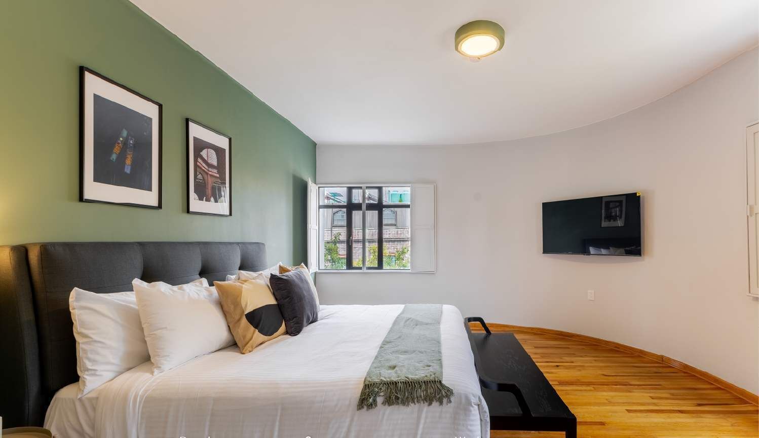 1 habitación, escritorio, tabla de planchar con plancha y cuna de viaje 