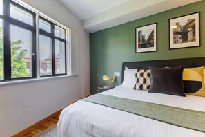 1 slaapkamer, een bureau, een strijkplank/strijkijzer, reisbedje