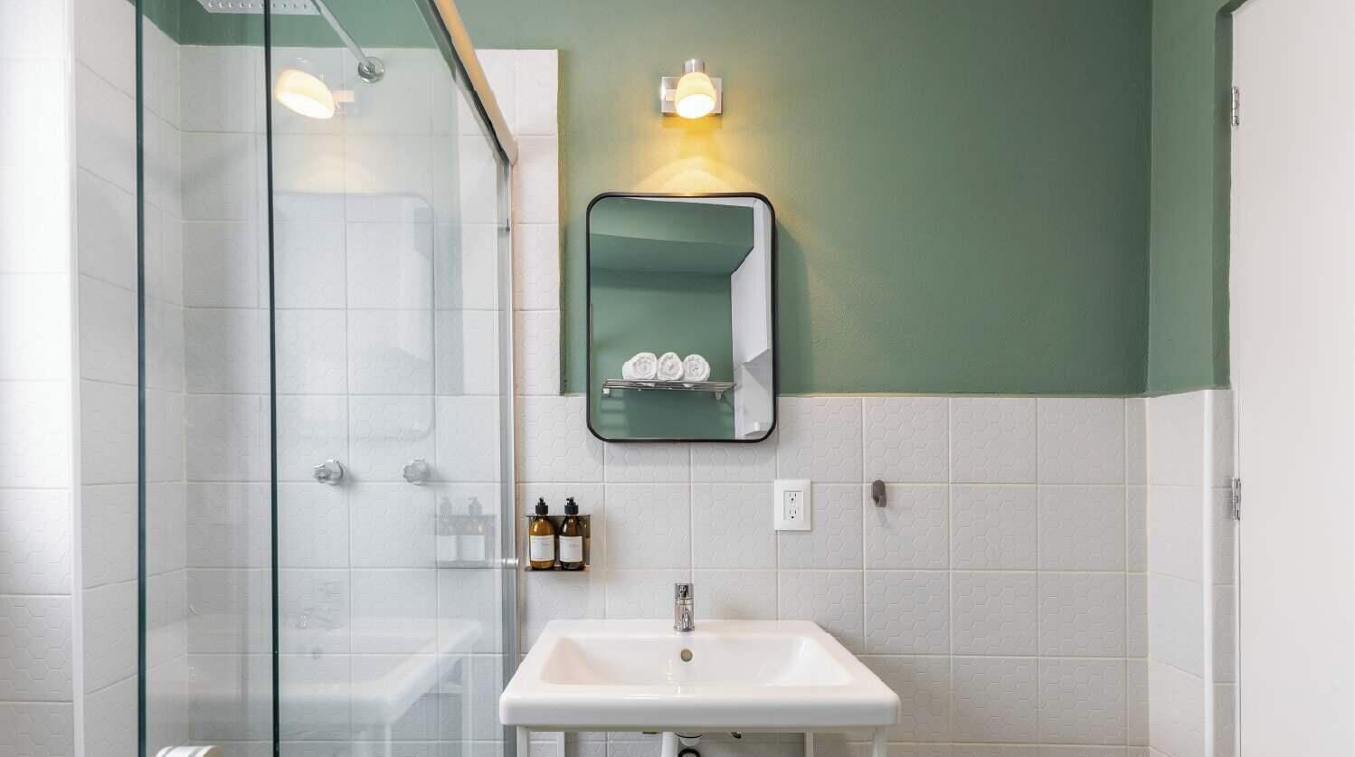 Dusche, Haartrockner, Handtücher, Shampoo