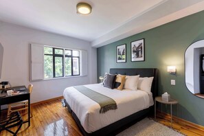 1 chambre, bureau, fer et planche à repasser, lit de bébé portatif