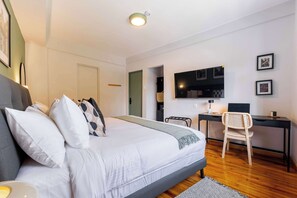 1 chambre, bureau, fer et planche à repasser, lit de bébé portatif