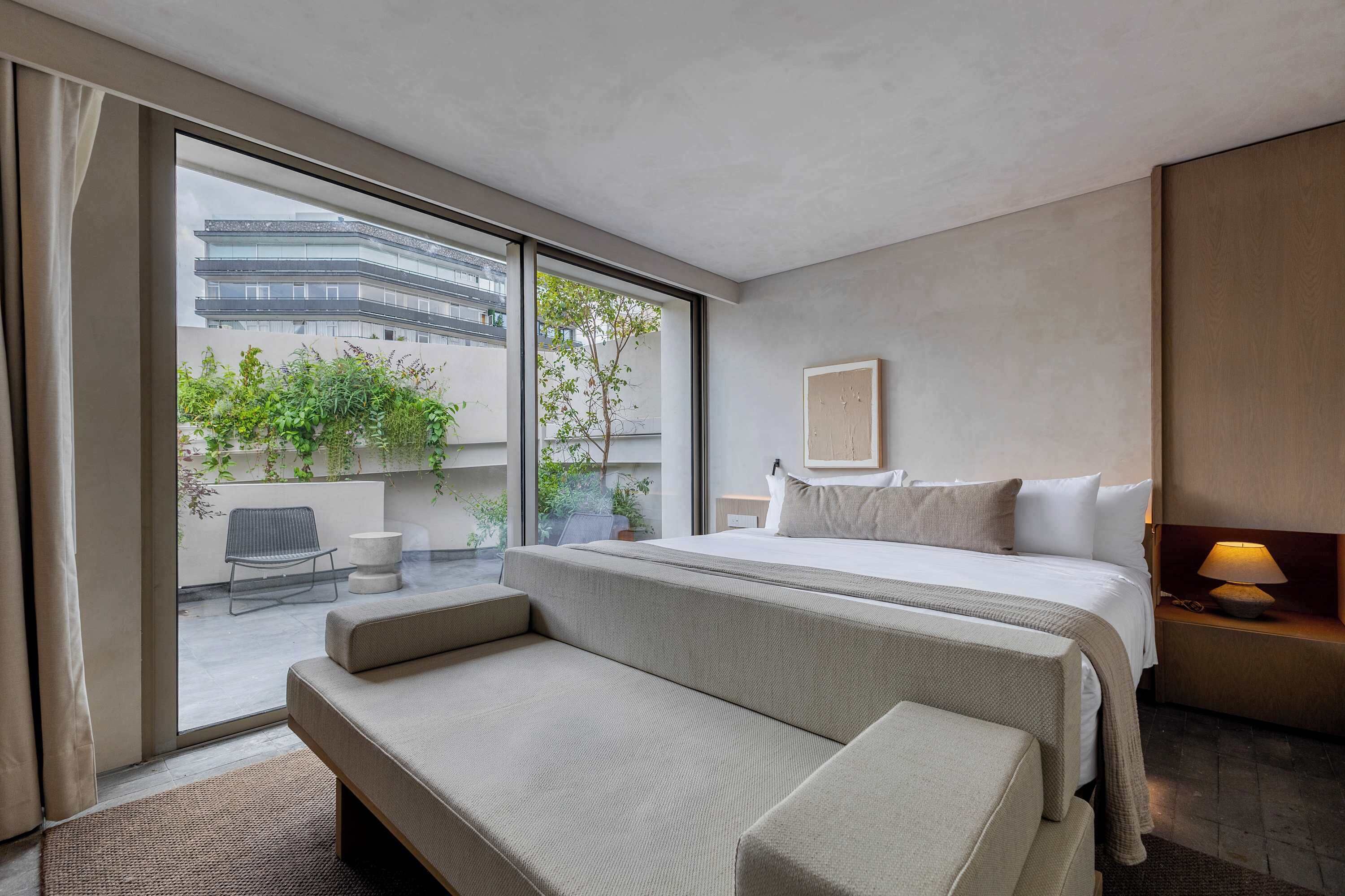 1 sovrum, skrivbord, strykjärn/strykbräda och resesäng