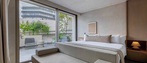 1 makuuhuone, työpöytä, silitysrauta/-lauta, vauvan matkasänky