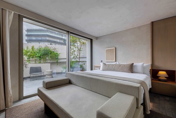 1 chambre, bureau, fer et planche à repasser, lit de bébé portatif