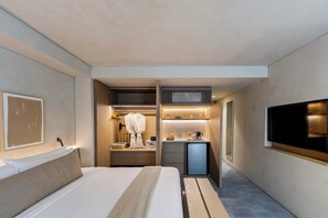 1 chambre, bureau, fer et planche à repasser, lit de bébé portatif