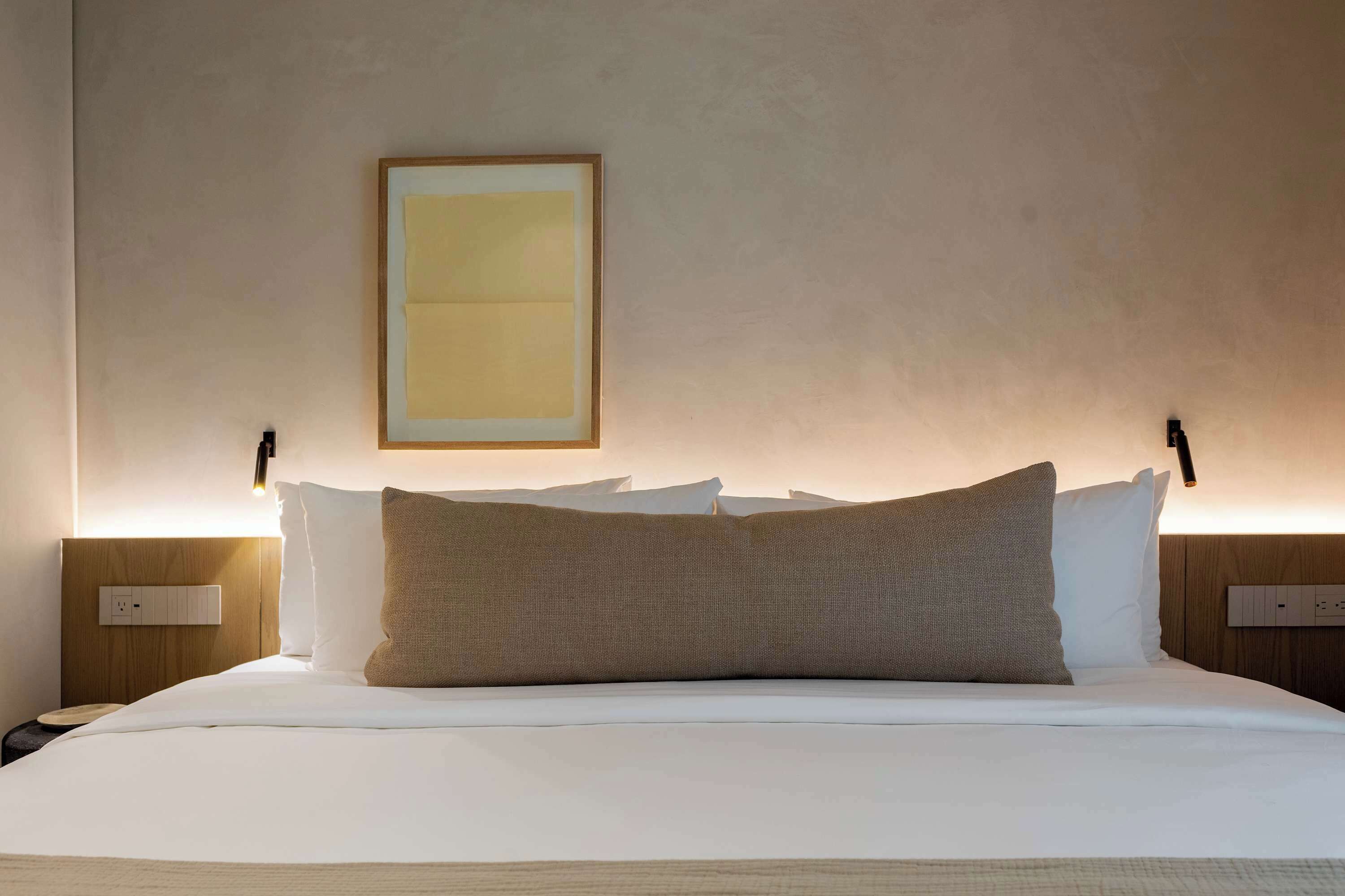 1 habitación, escritorio, tabla de planchar con plancha y cuna de viaje 