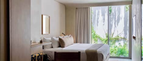 1 habitación, escritorio, tabla de planchar con plancha y cuna de viaje