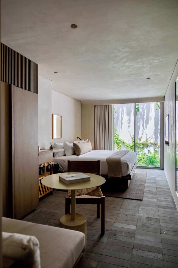 1 chambre, bureau, fer et planche à repasser, lit de bébé portatif