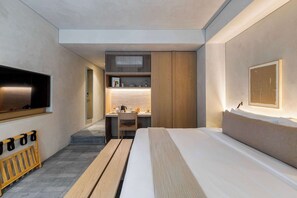 Bureau, fer et planche à repasser, lit de bébé portatif, Wi-Fi