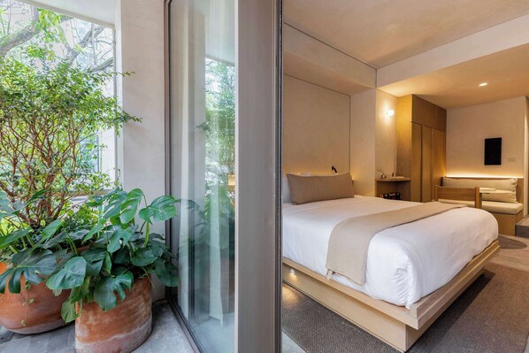 1 chambre, bureau, fer et planche à repasser, lit de bébé portatif