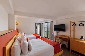 1 habitación, escritorio, tabla de planchar con plancha y wifi