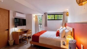 1 habitación, escritorio, tabla de planchar con plancha y wifi