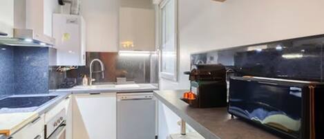 Kühlschrank, Mikrowelle, Ofen, Geschirrspüler