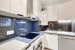 Een koelkast, een magnetron, een oven, een vaatwasser