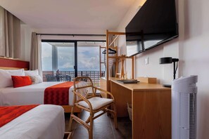 1 habitación, caja de seguridad en la habitación y escritorio