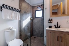 Douche, sĂšche-cheveux, serviettes fournies, shampoing