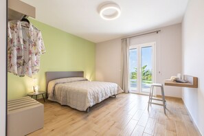 Iron/ironing board, travel cot, free WiFi