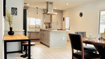 Geladeira, micro-ondas, fogão, cooktop