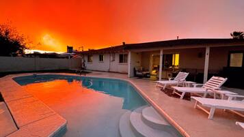 Alberca al aire libre y alberca climatizada