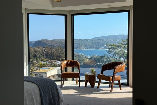 5 slaapkamers, een bureau, een strijkplank/strijkijzer, reisbedje