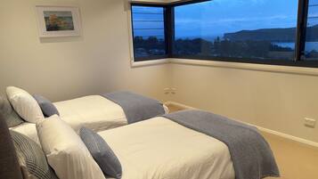 5 عدّة غرف نوم ومكتب ومكواة/لوح كي وسرير سفر