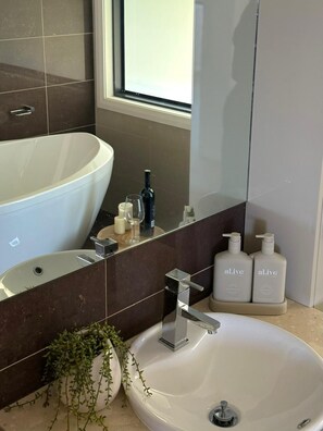 淋浴设施、按摩浴缸、吹风机、毛巾