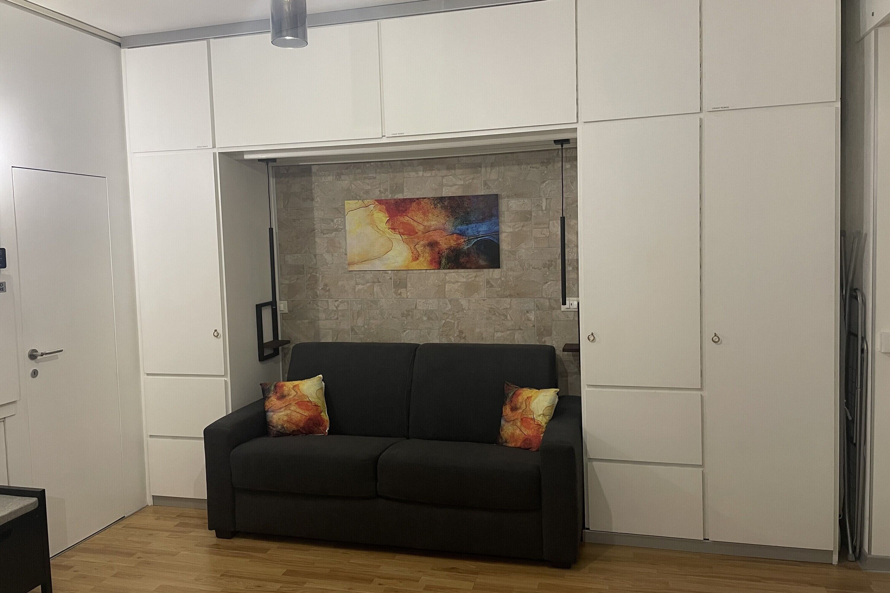 Estudio estándar (Studio Erika al Vittoriale) | Área de sala de estar | Televisión de pantalla plana de 21 pulgadas con canales por cable 