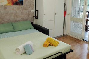 Standard Studio (Studio Erika al Vittoriale) | Free WiFi, bed sheets - Studio Erika al Vittoriale (Gardone Riviera)