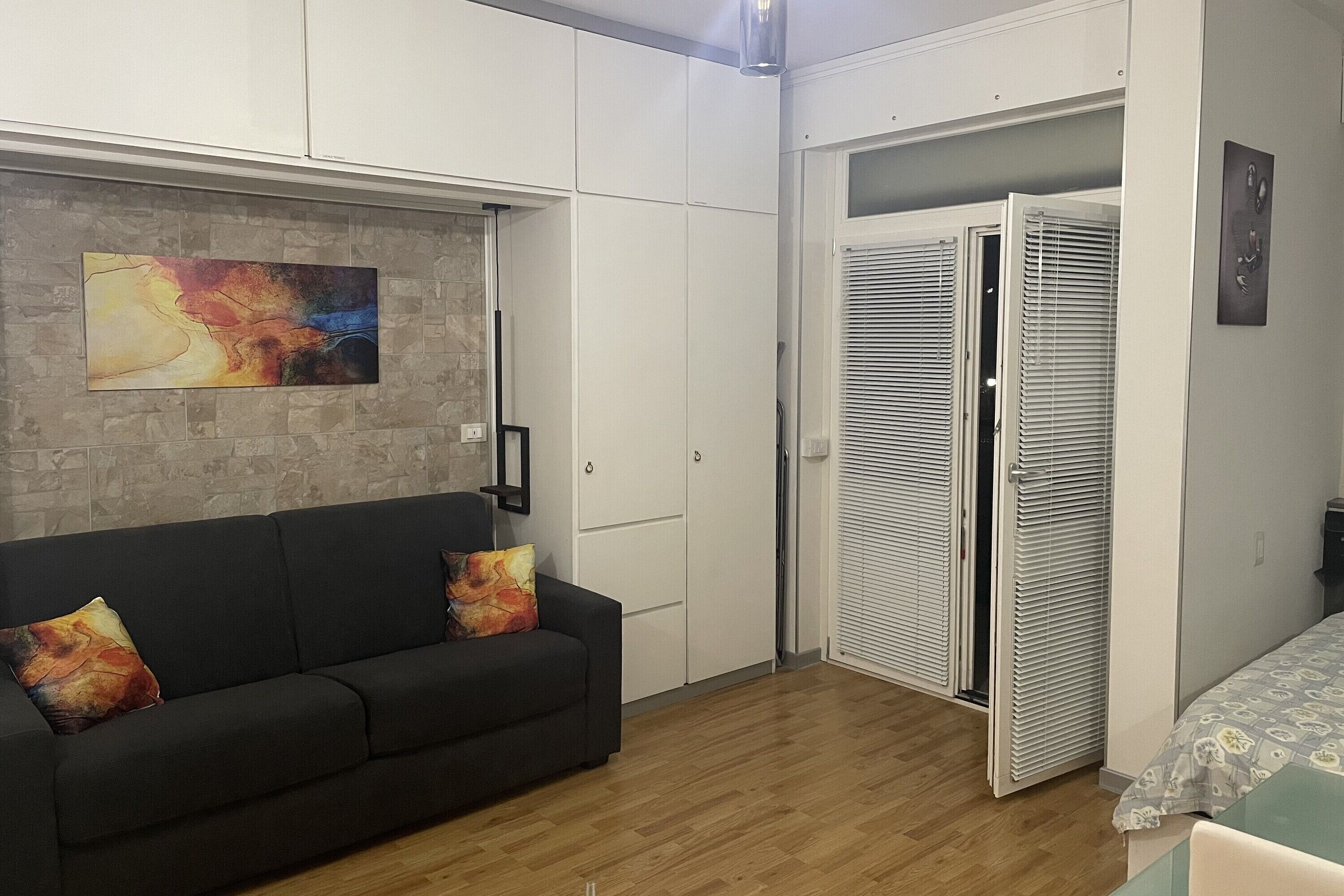 Standard Studio (Studio Erika al Vittoriale) | Living area | 21-inch flat-screen TV with cable channels