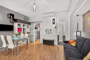 Studio – standard, balkong (Studio Erika al Vittoriale) | Oppholdsområde | Flatskjerm-TV
