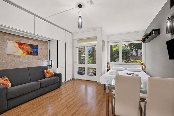 Standard Studio, Balcony (Studio Erika al Vittoriale) | Ruang tamu | TV skrin rata 