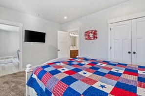 Desk, WiFi, bed sheets
