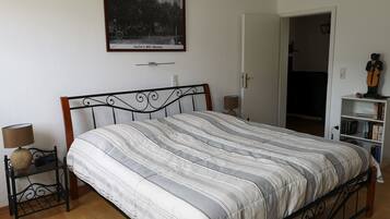 2 slaapkamers, een strijkplank/strijkijzer, wifi, beddengoed