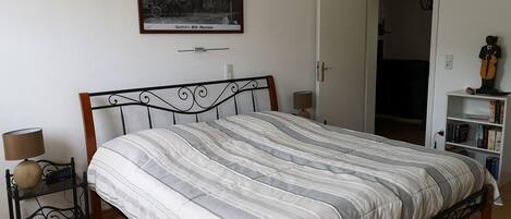 2 makuuhuonetta, silitysrauta/-lauta, Wi-Fi, vuodevaatteet