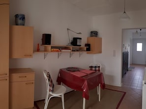 A room with a desk, chair, and shelving unit. - Apartment 'Koppelblick' with Private Terrace, Shared Garden and Wi-Fi (Plattenburg)