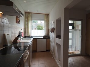 Fridge, microwave, oven, stovetop - Apartment 'Koppelblick' with Private Terrace, Shared Garden and Wi-Fi (Plattenburg)