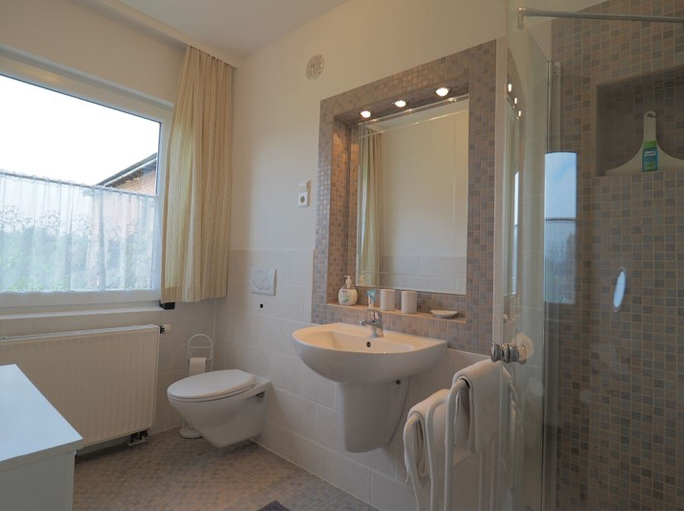 Een douche, een haardroger, handdoeken