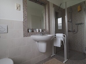 Shower, hair dryer, towels - Apartment 'Koppelblick' with Private Terrace, Shared Garden and Wi-Fi (Plattenburg)