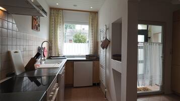 Een koelkast, een microgolfoven, een oven, een kookplaat