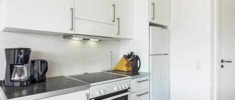 Fridge, microwave, dishwasher, cookware/dishes/utensils