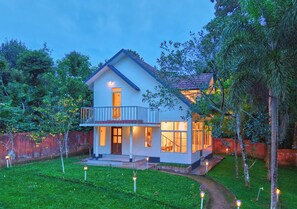 Biệt thự Deluxe, ban công, quang cảnh hồ bơi | Bàn ủi/dụng cụ ủi quần áo, truy cập Internet không dây miễn phí 