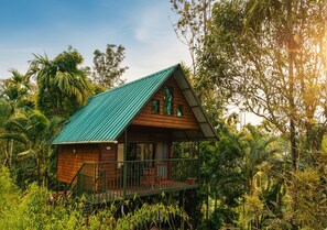 Casa de árbol clásica, balcón, vista al jardín | Insonorización, tabla de planchar con plancha y wifi gratis 