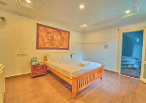 Egyptian cave | Bathroom | Shower, free toiletries, towels, soap