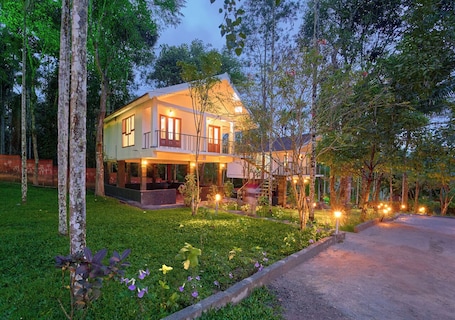 Fachada de la propiedad por la tarde o noche