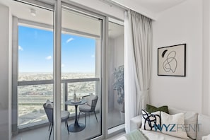 Appartement Standard, vue sur la ville | Aire de séjour | Téléviseur connecté de 55 po avec télévision numérique, Netflix