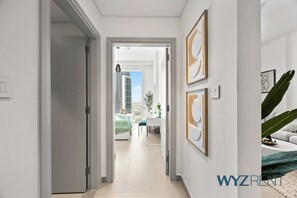 Apartamento estándar, vistas a la ciudad | Zona de estar | Smart TV de 55 pulgadas con canales digitales, Netflix
